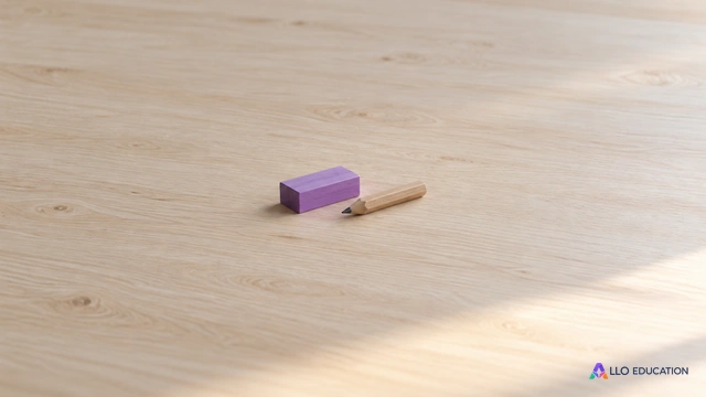 Un petit bloc rectangulaire violet uni et un crayon court reposent au centre d’une table claire.