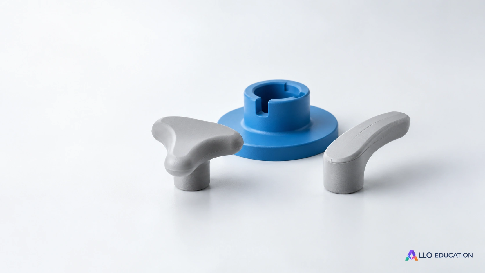 Deux poignées de formes différentes évoquent des alternatives de conception.